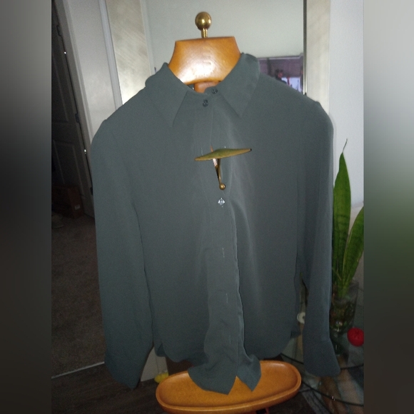 H&M, Women's Polyester, Green,Button Down Shirt, Size Small - Picture 2 of 3